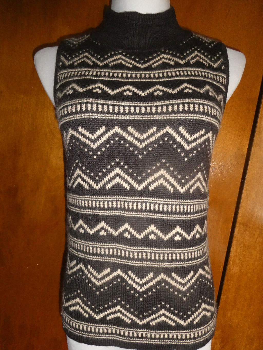 Liz Claiborne Women Brown Ivory Long Button Closured Cardigan And Sweater Small