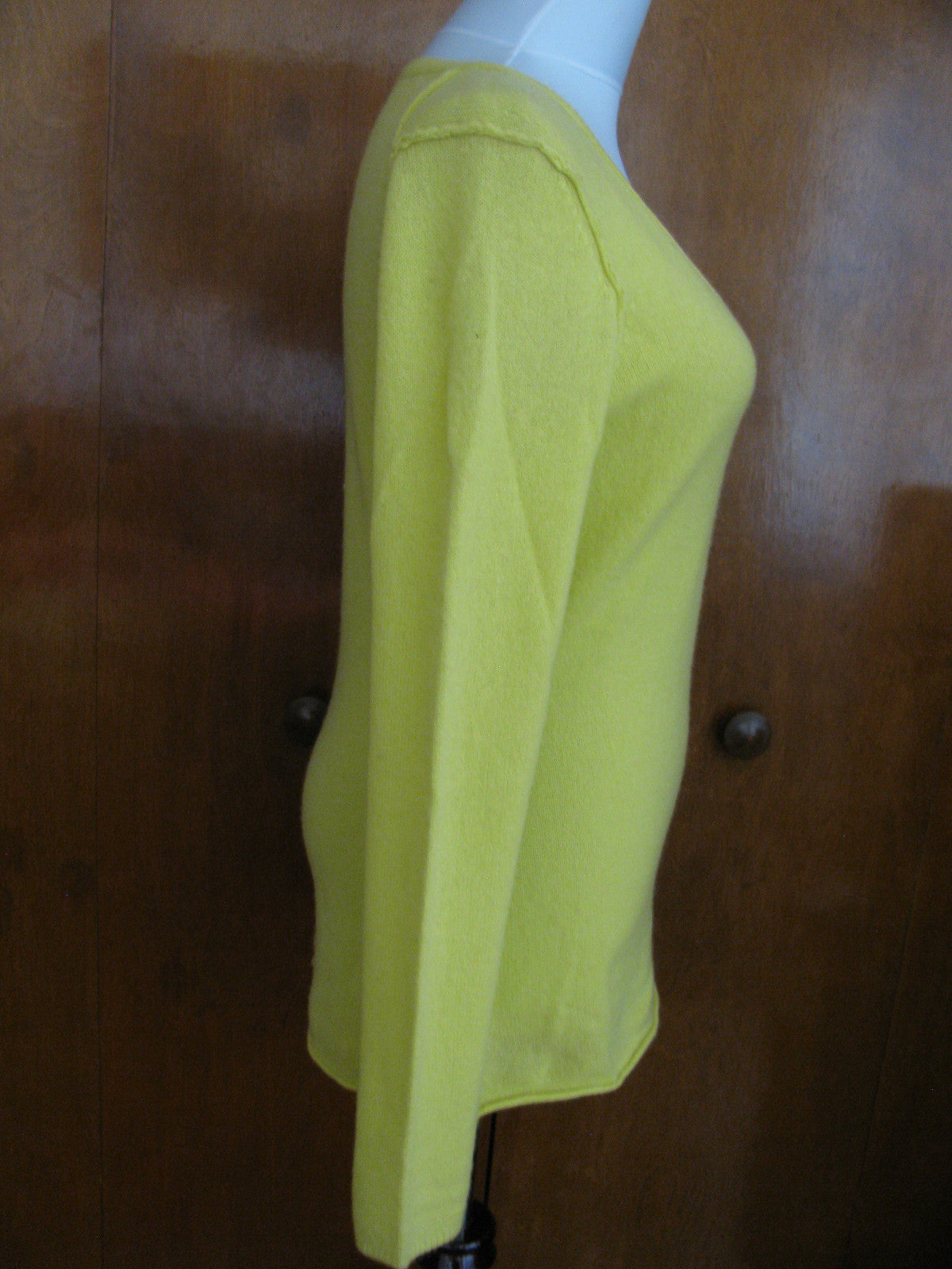 Aqua Women’s Yellow Citrine Cashmere V-Neck Back Detailed Sweater New