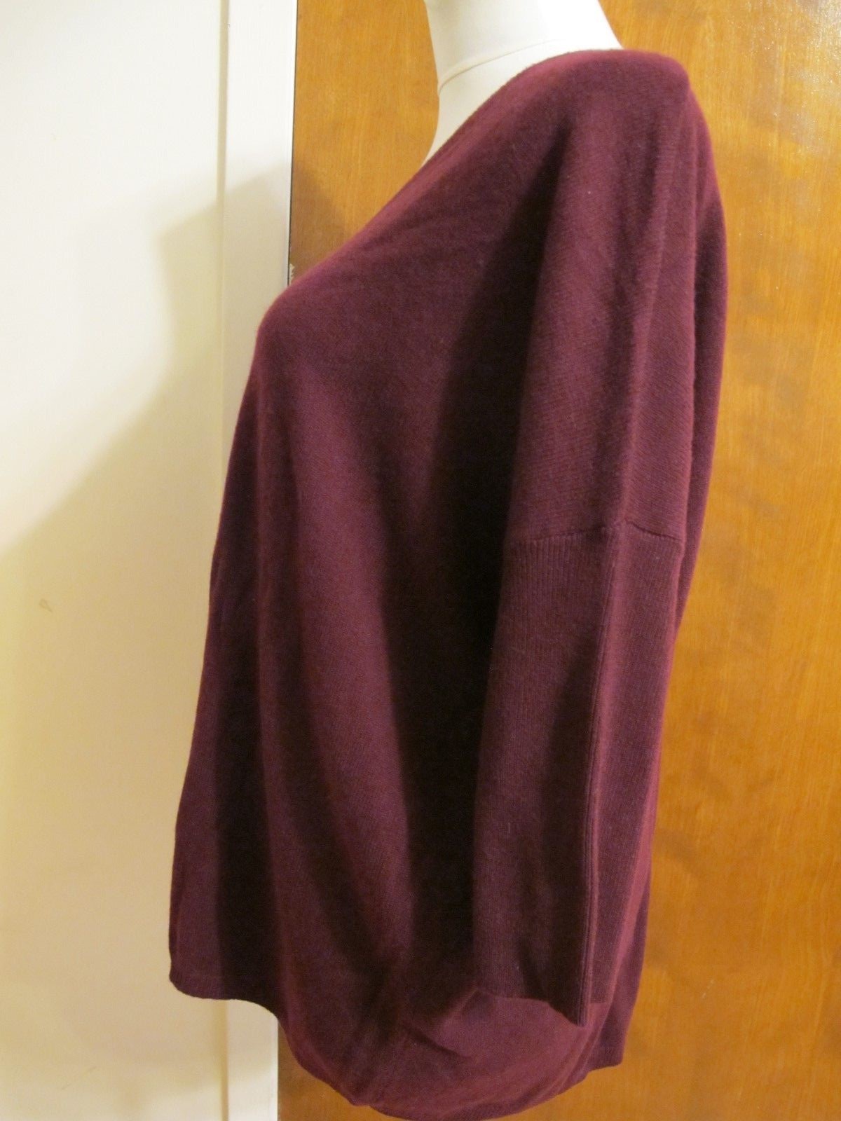 Bloomingdale's Women's Burgundy 2 Ply Cashmere V-Neck Sweater ML  