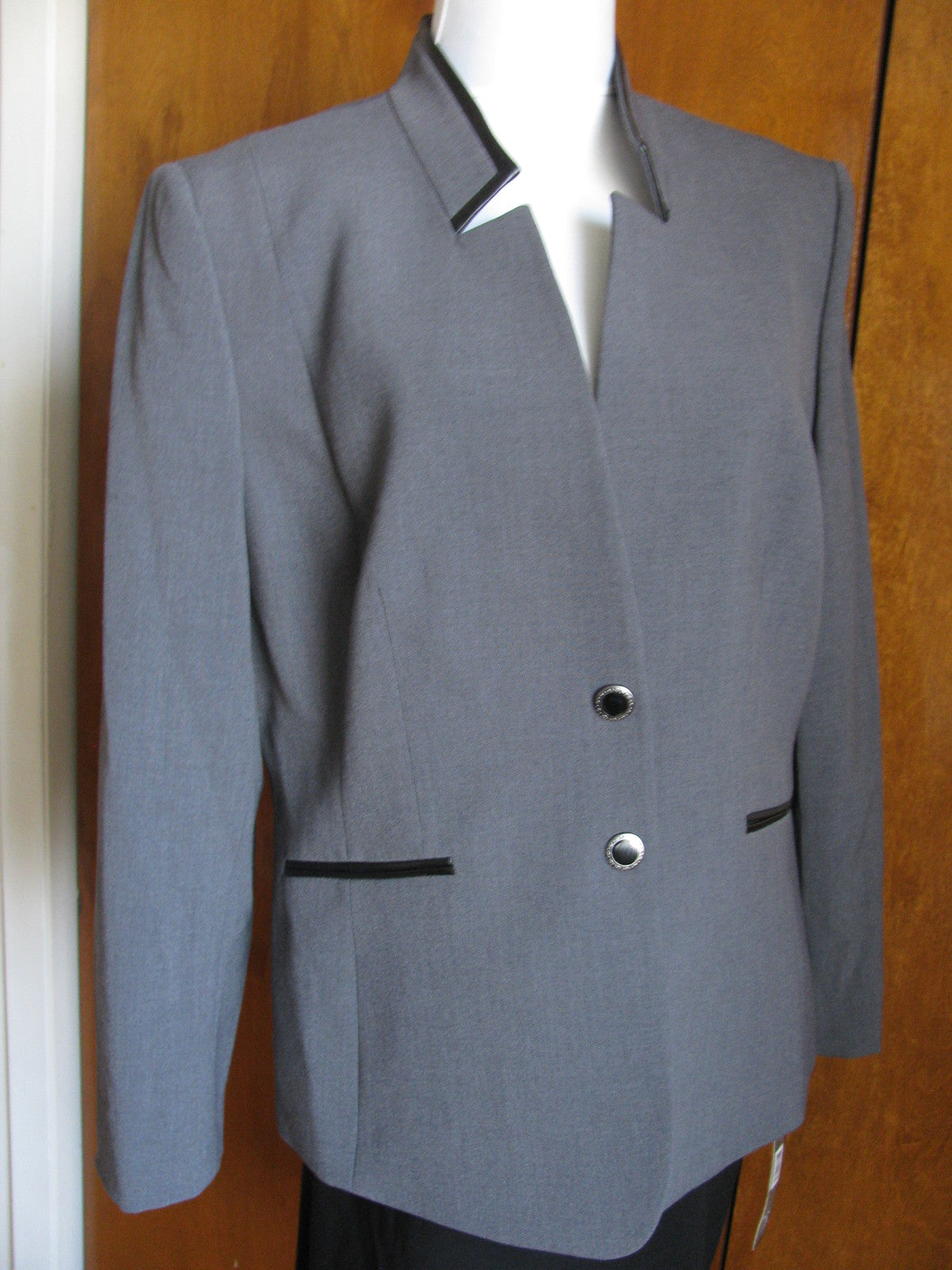 Tahari Asl Women's Gray With Black Insert Faux Leather Collar Skirt Suit 16P New