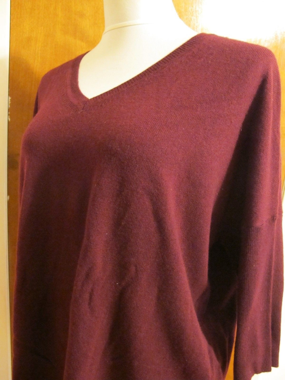 Bloomingdale's Women's Burgundy 2 Ply Cashmere V-Neck Sweater ML  