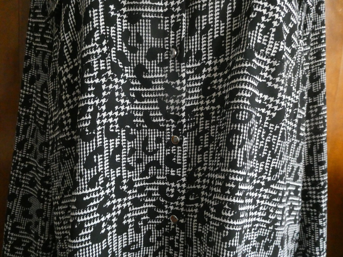 Jaclyn Smith Women Black/White Roll-Tab Long Sleeve Button Down Blouse Top Large