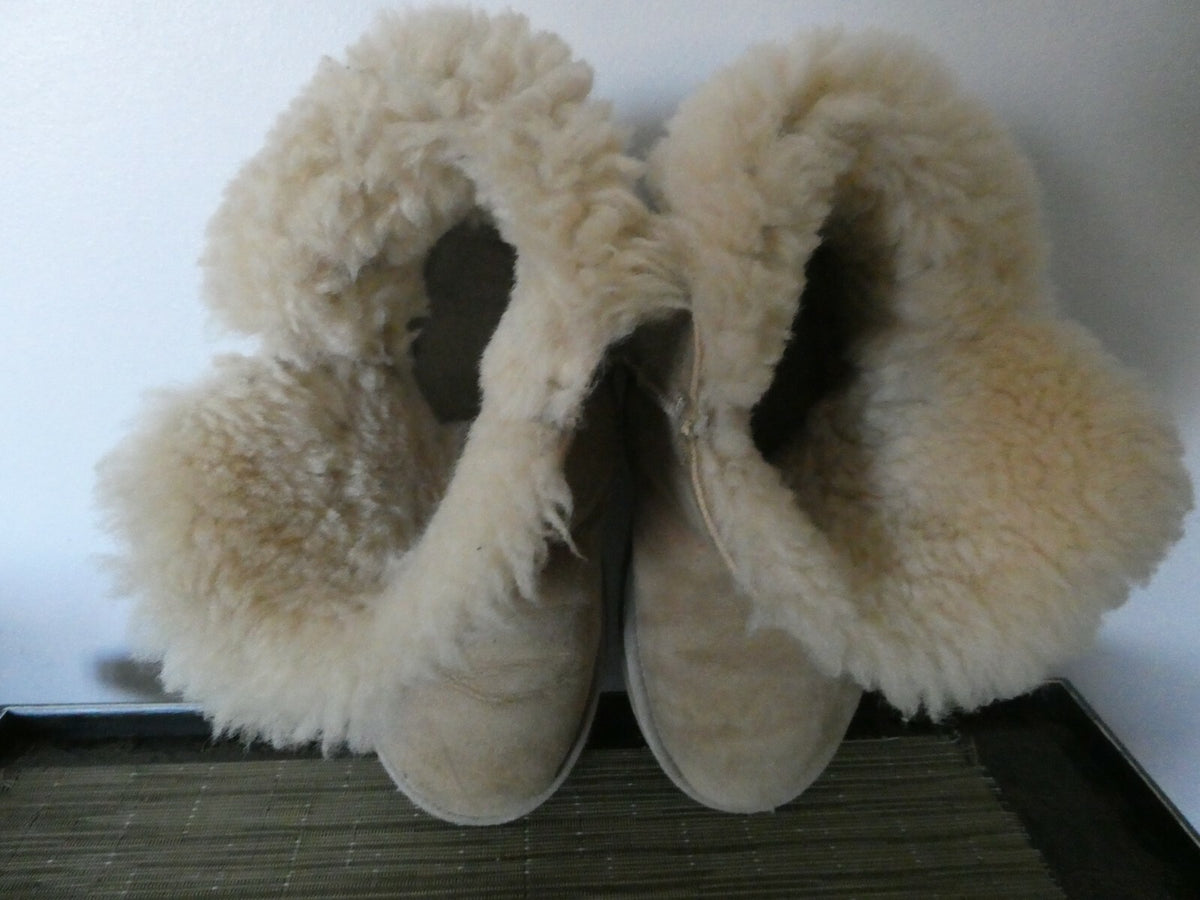 UGG Women's Nude Cuff Short Sheepskin Boots Size 6 (can feet 7) preowned