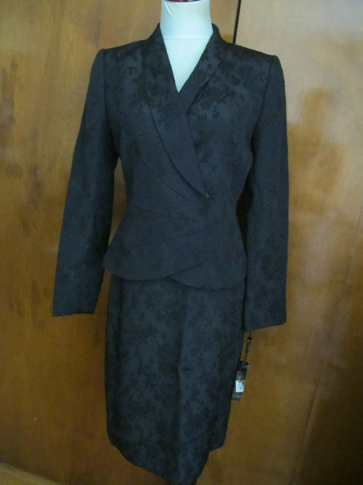 Tahari  Artur S. Levin LUXE Women’s Black Skirt Suit Size 4