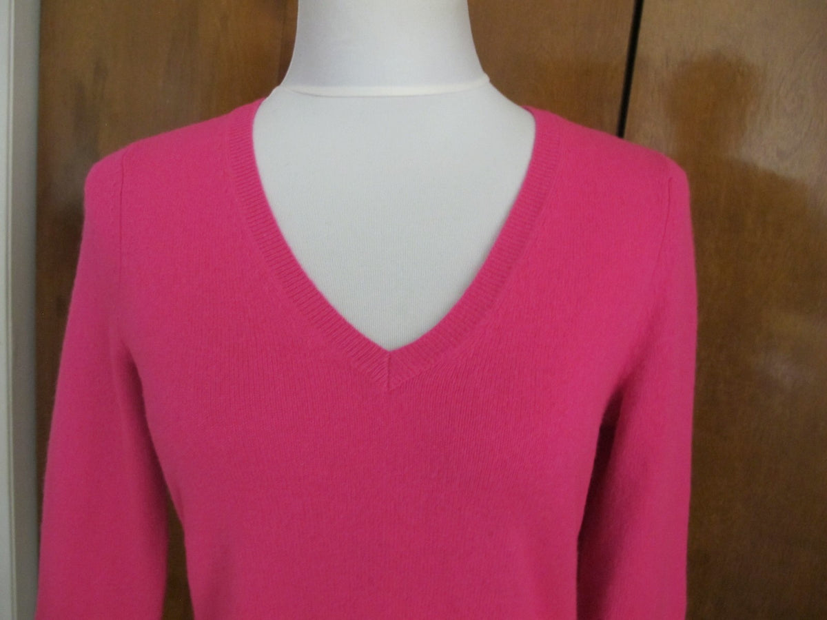 Bloomingdale's women's pink 2ply cashmere V neck sweater Medium New