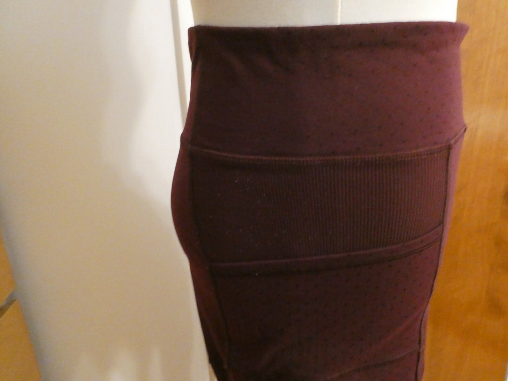 Lululemon Burgundy Yoga Legging with Side Pockets Size 4 (can fit size 2)