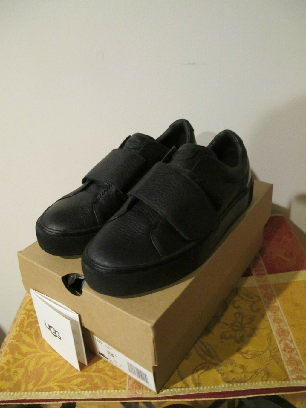 UGG Australia Neri Women's Black Leather Fashion Sneaker Size 7.5