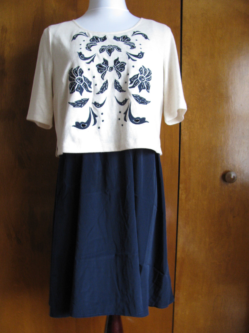  Anthropologie Lilka women’s navy blue ivory embroidered dress size Large NWT 