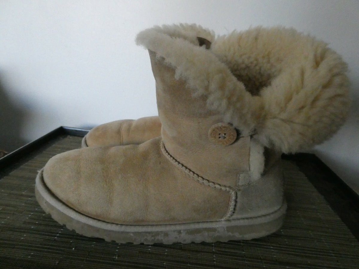 UGG Women's Nude Cuff Short Sheepskin Boots Size 6 (can feet 7) preowned