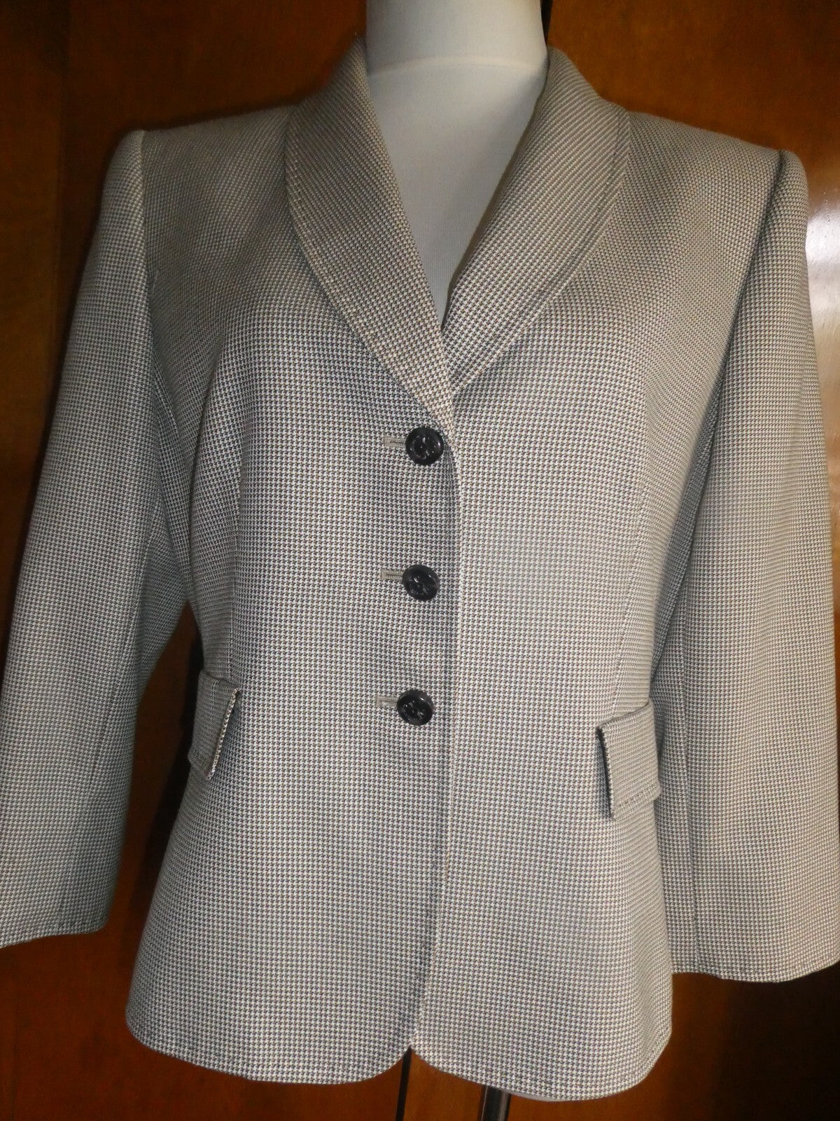 Tahari Asl Women Beige Gorgeous Blazer size 12 (can fit size 10)