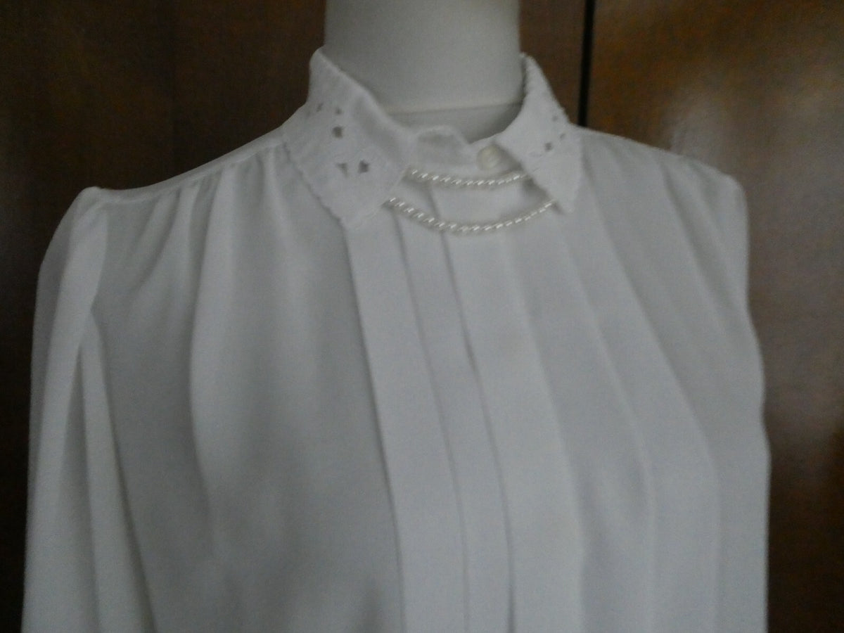 Karen Scott women's white crafted embroidered long sleeves top size 10