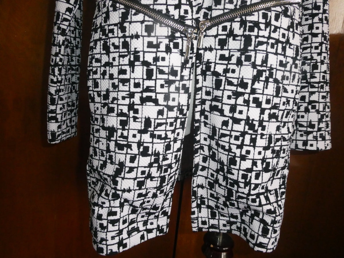 Chico's women's white /back gorgeous open front blazer size 1 (US Medium)