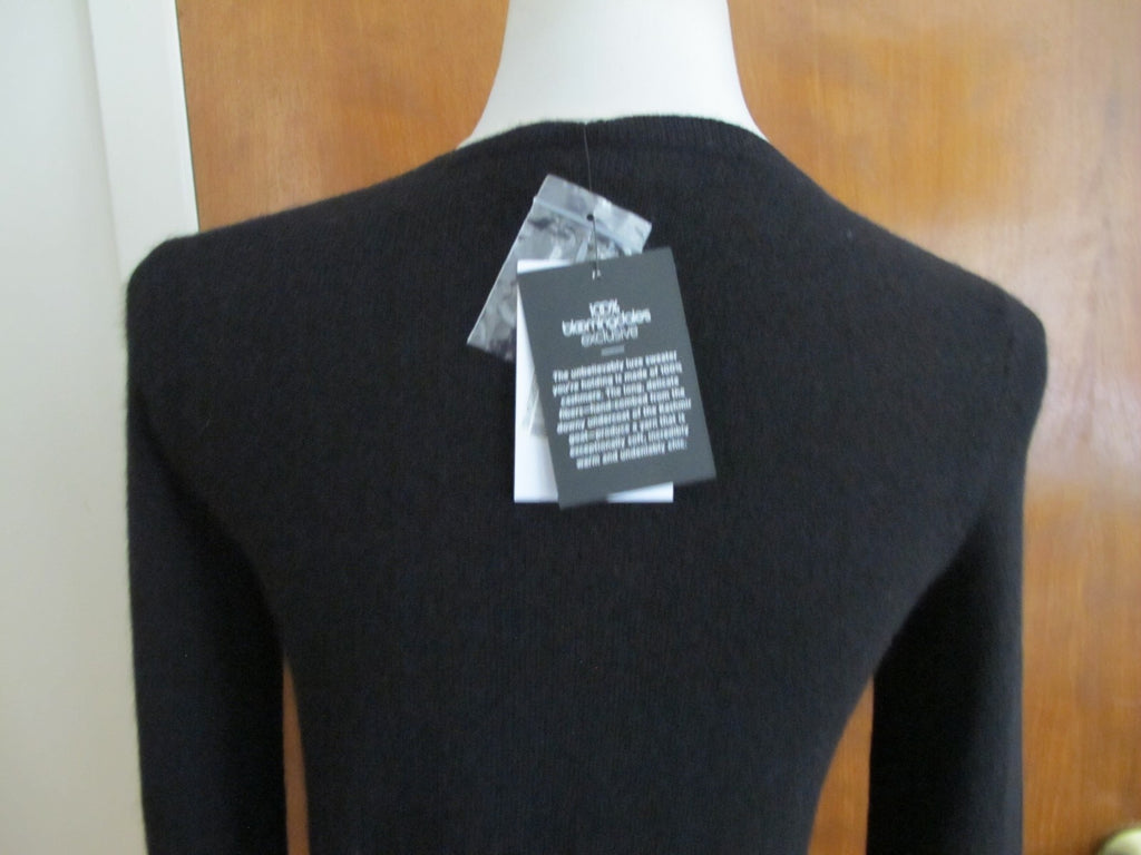 Bloomingdale’s women’s black cashmere V-neck sweater 