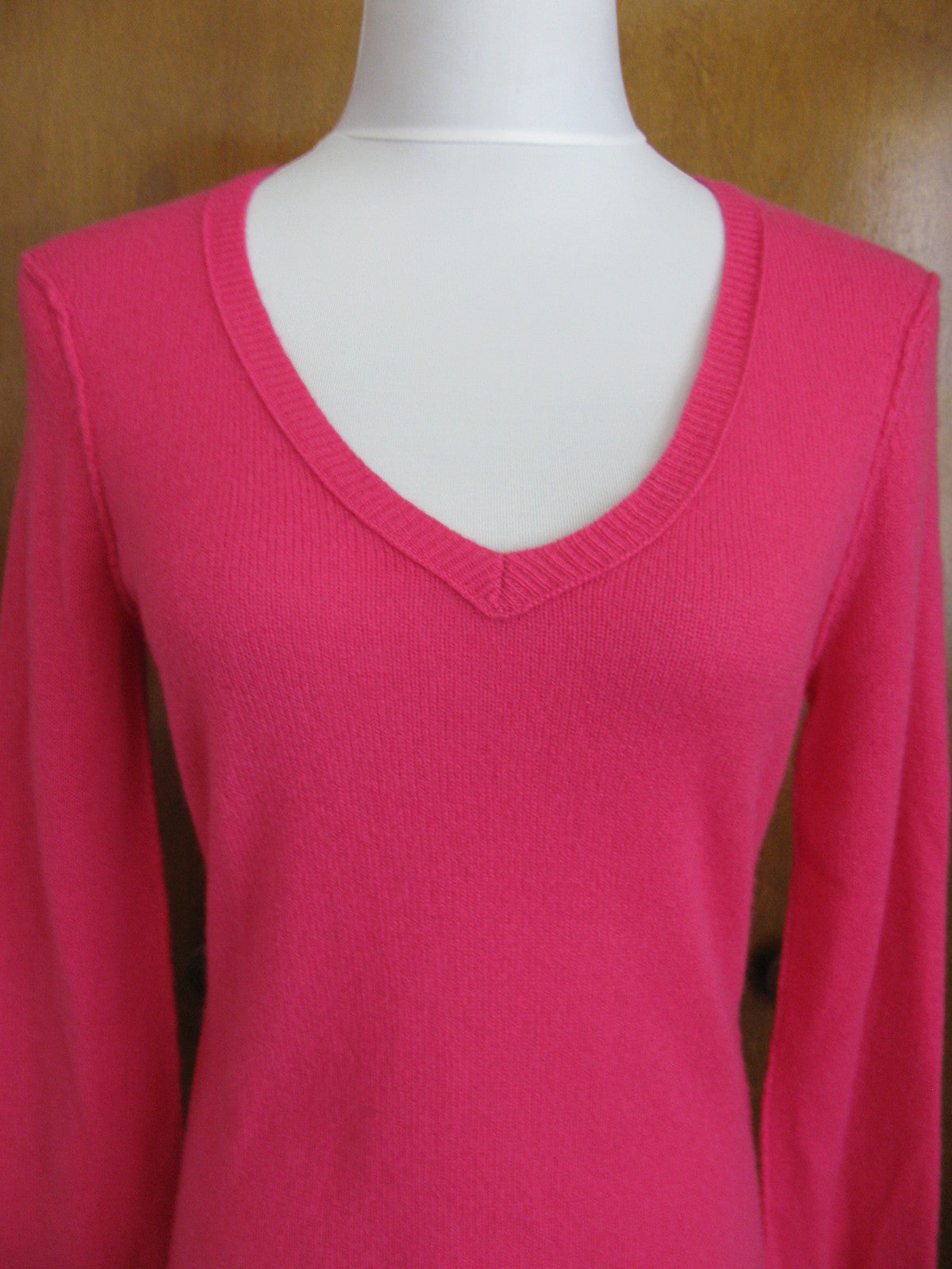 Aqua Women’s Pink Cashmere V-Neck Back Detailed long Sleeves Sweater Medium 