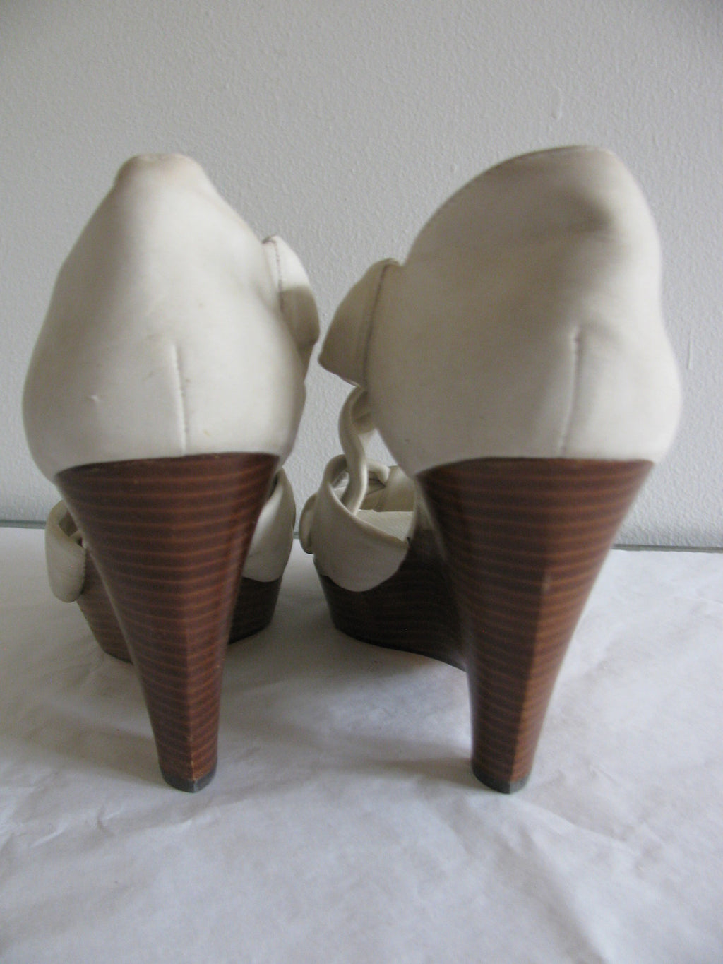 New Saks Fifth Avenue Women’s Dusty White Leather Knotted Sandals Wedges 9.5