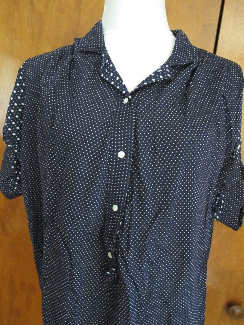 Gap women's stylish navy detailed top size Medium NWT