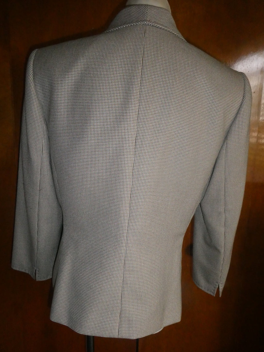 Tahari Asl Women Beige Gorgeous Blazer size 12 (can fit size 10)