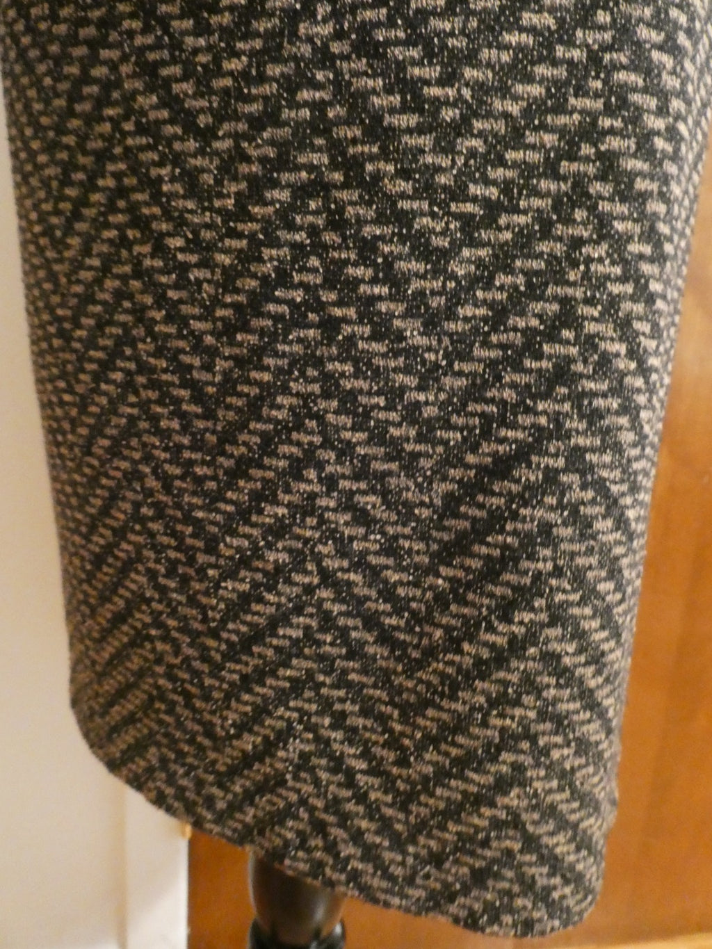 New York & Company woven pattern pencil classic and polished skirt Medium