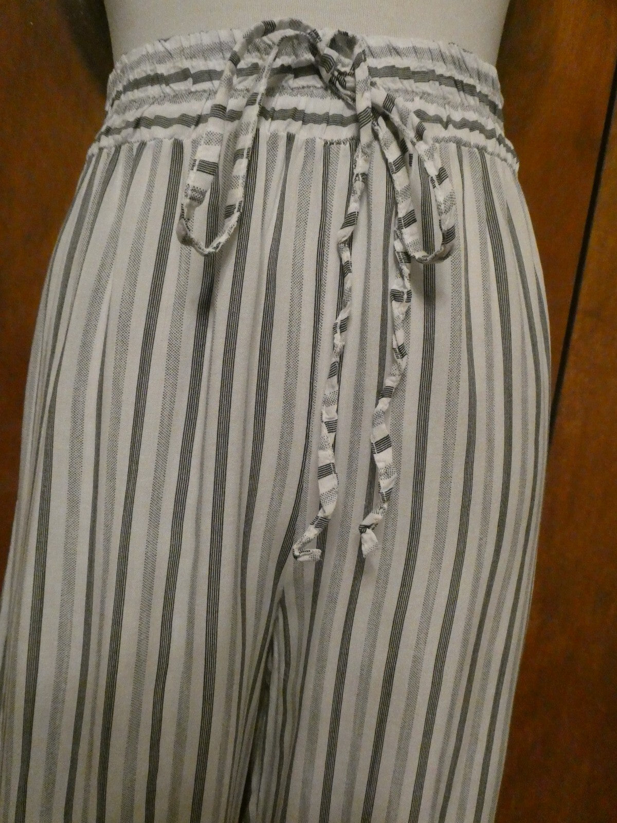 Collection Women White/Gray Viscos lightweight Summer Capris Pants Medium Italy