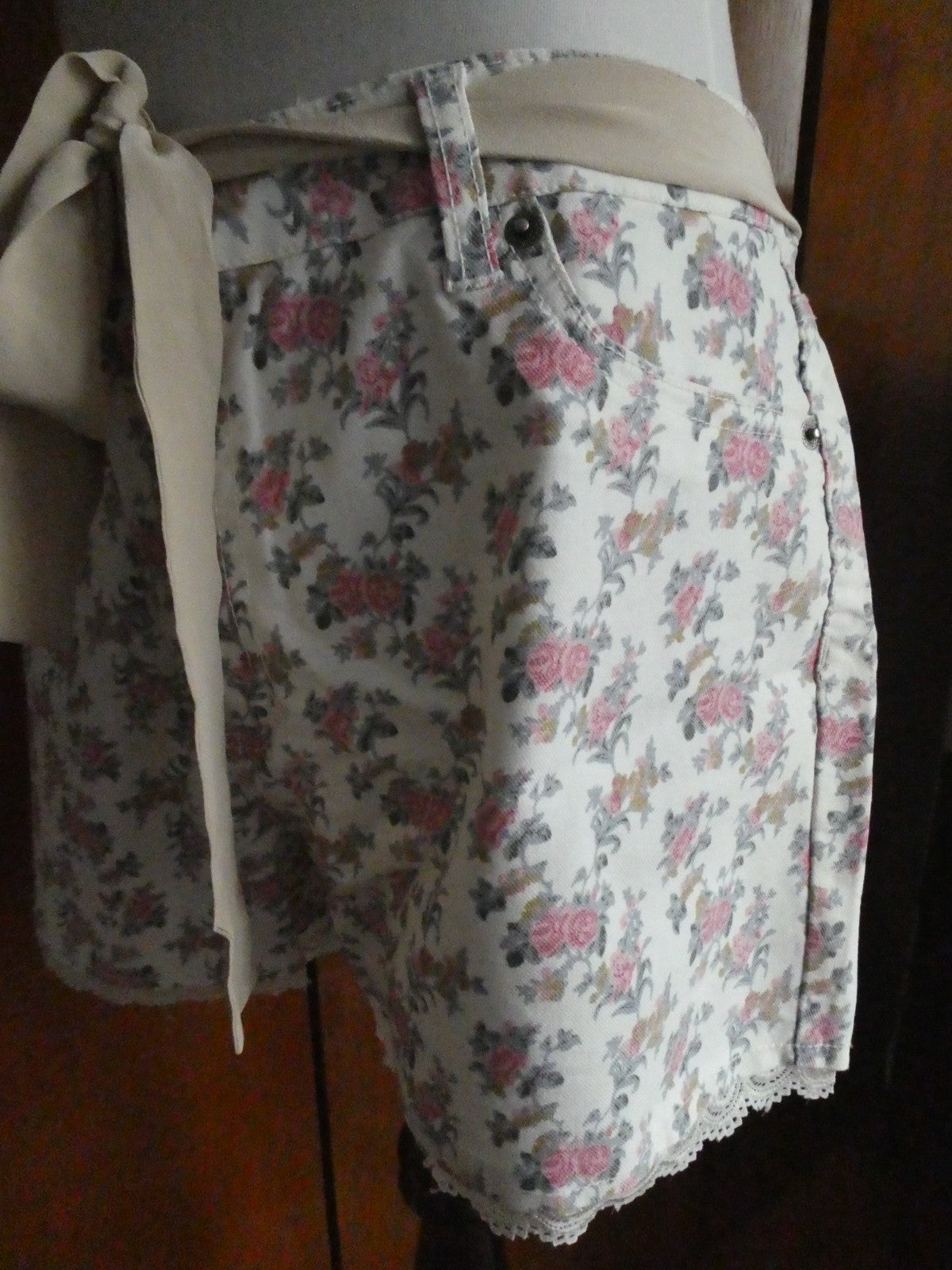 SUKO Women’s Jeans Shorts Material Belted Multicolor Size 14