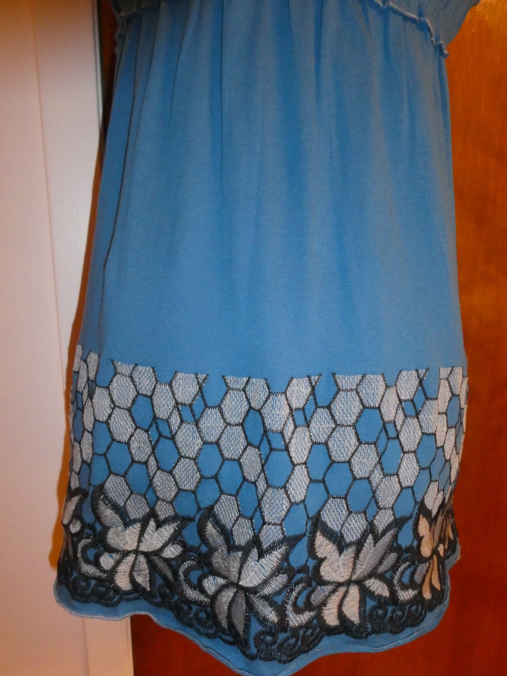 BCBGMAXAZRIA Women Top Celestial/Black/Wilddove Embroidered Hem Cotton Large