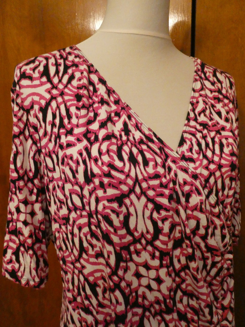 Dana Buchman women’s black/white, red soft rayon v- neck top size XLarge
