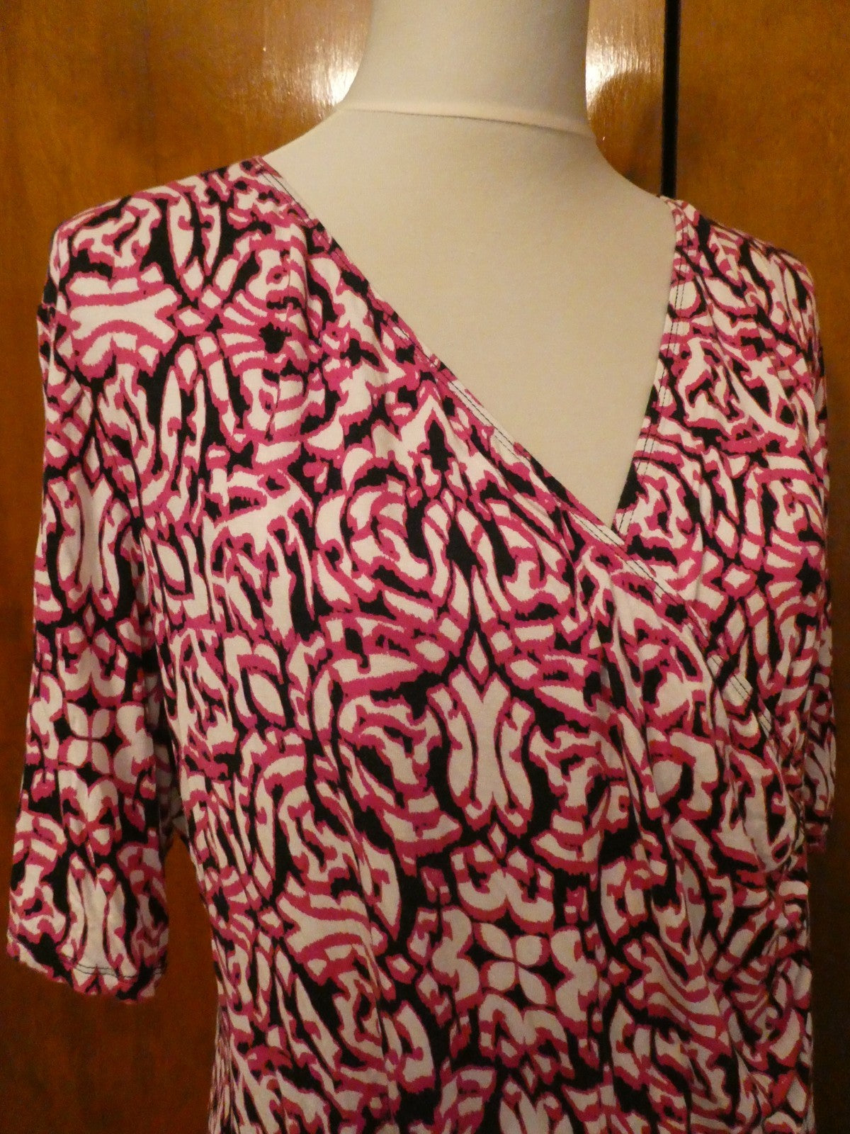 Dana Buchman women’s black/white, red soft rayon v- neck top size XLarge