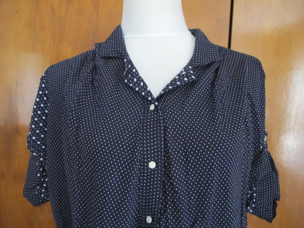 Gap women's stylish navy detailed top size Medium NWT