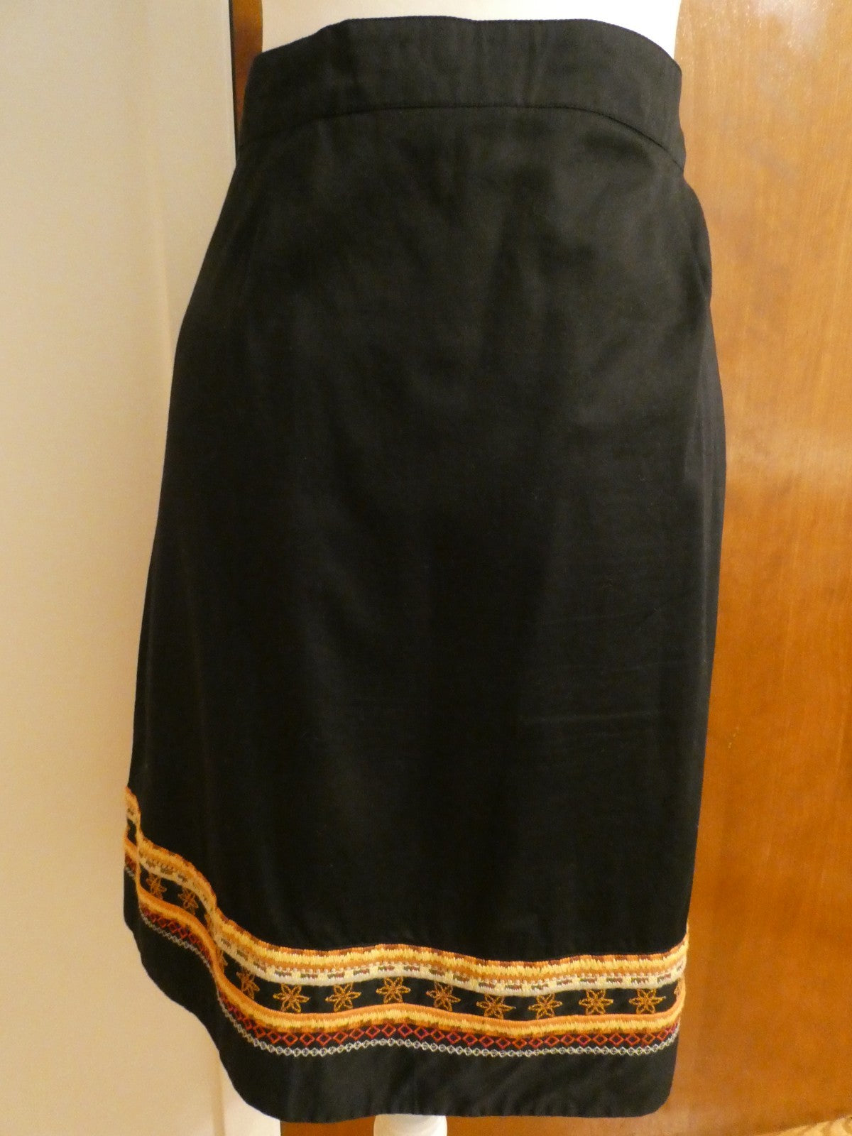 DKNY black embroidered soft cotton lined pockets skirt size 12