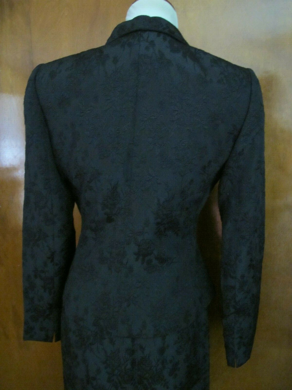 Tahari  Artur S. Levin LUXE Women’s Black Skirt Suit Size 4