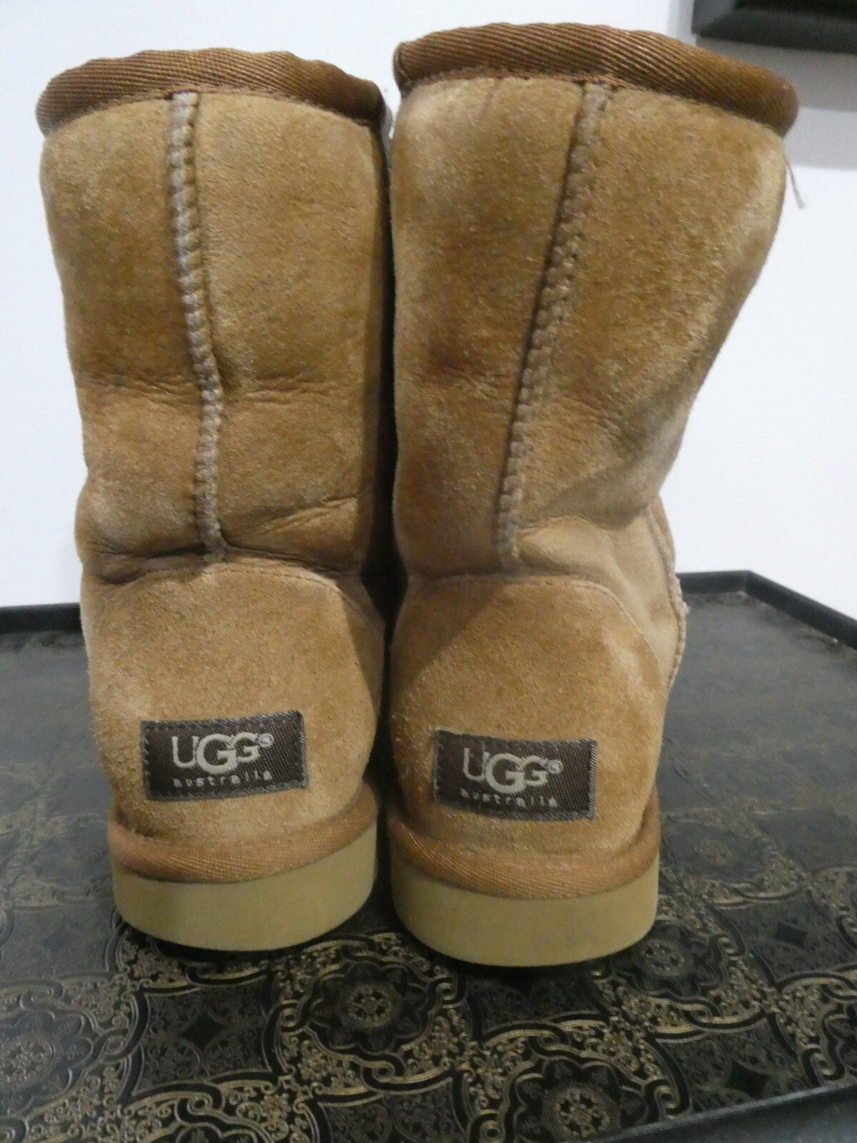 UGG Women's Brown Cuff Short Sheepskin Boots Size W7 preowned