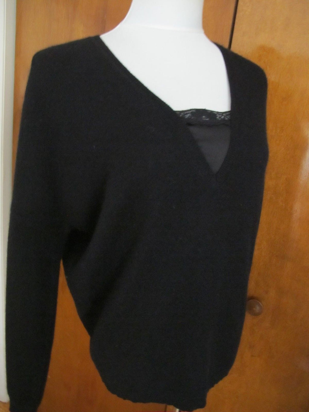 Bloomingdale’s women’s black lace-trimmed cashmere sweater Size S bit big