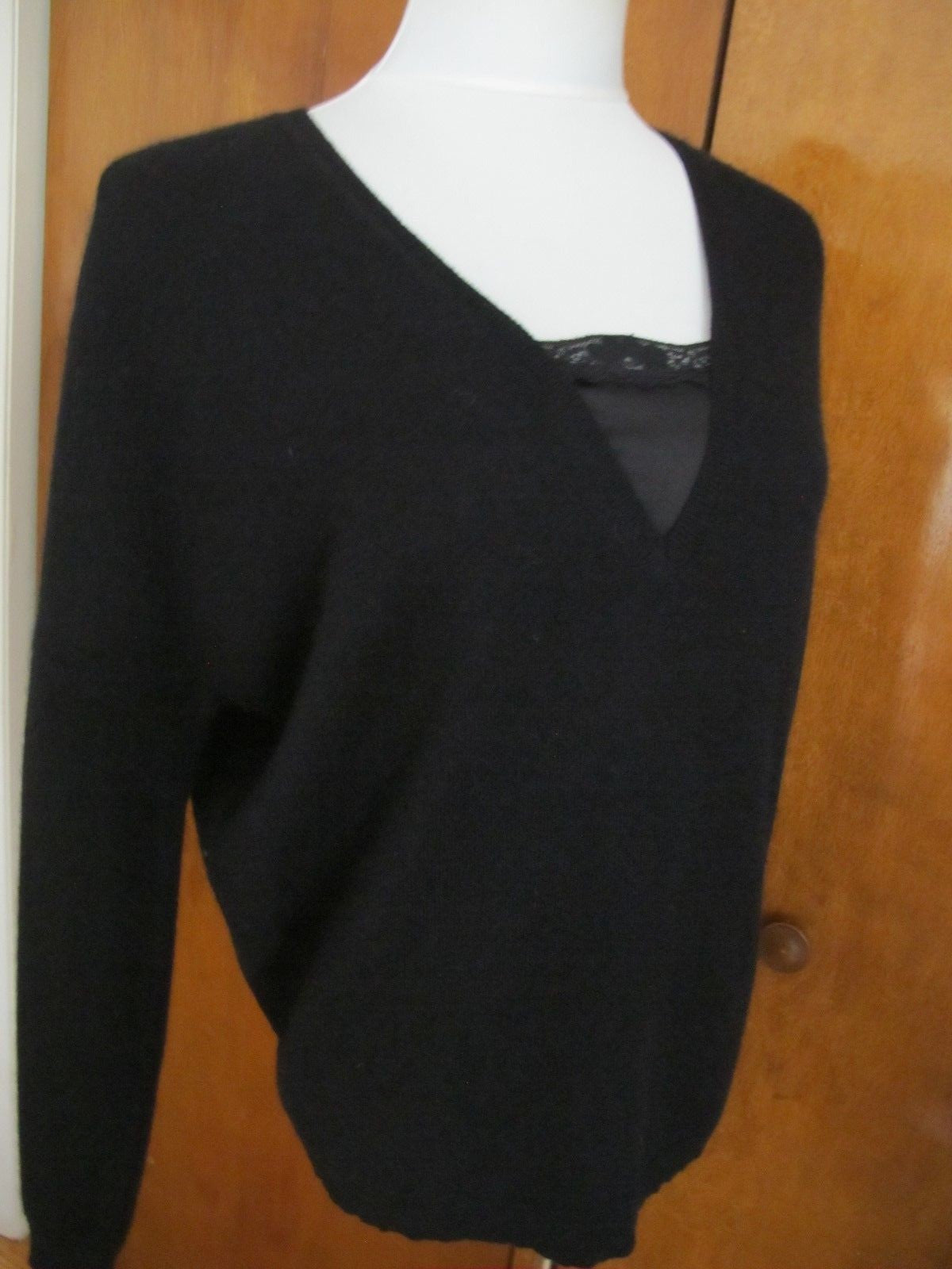 Bloomingdale’s women’s black lace-trimmed cashmere sweater Size S bit big