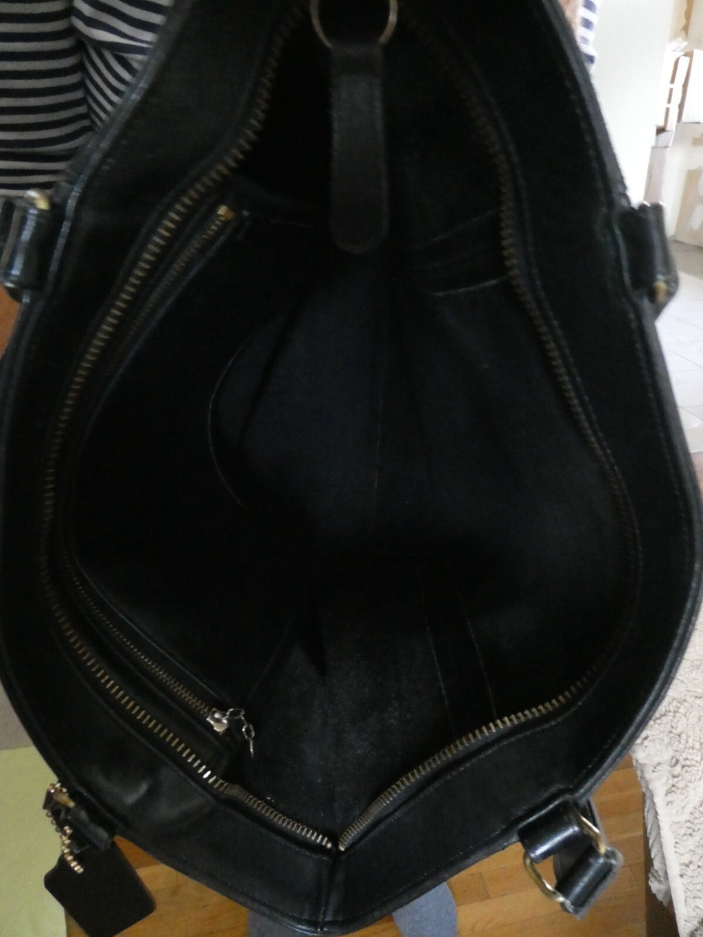 Coach women's black vintage large zip shoulder bag #0779-927