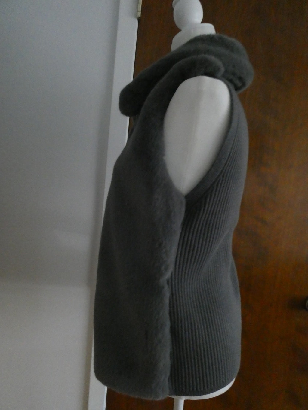White House Black Market Women's Gray Faux Fur Sweater Vest Zip Front Size Large