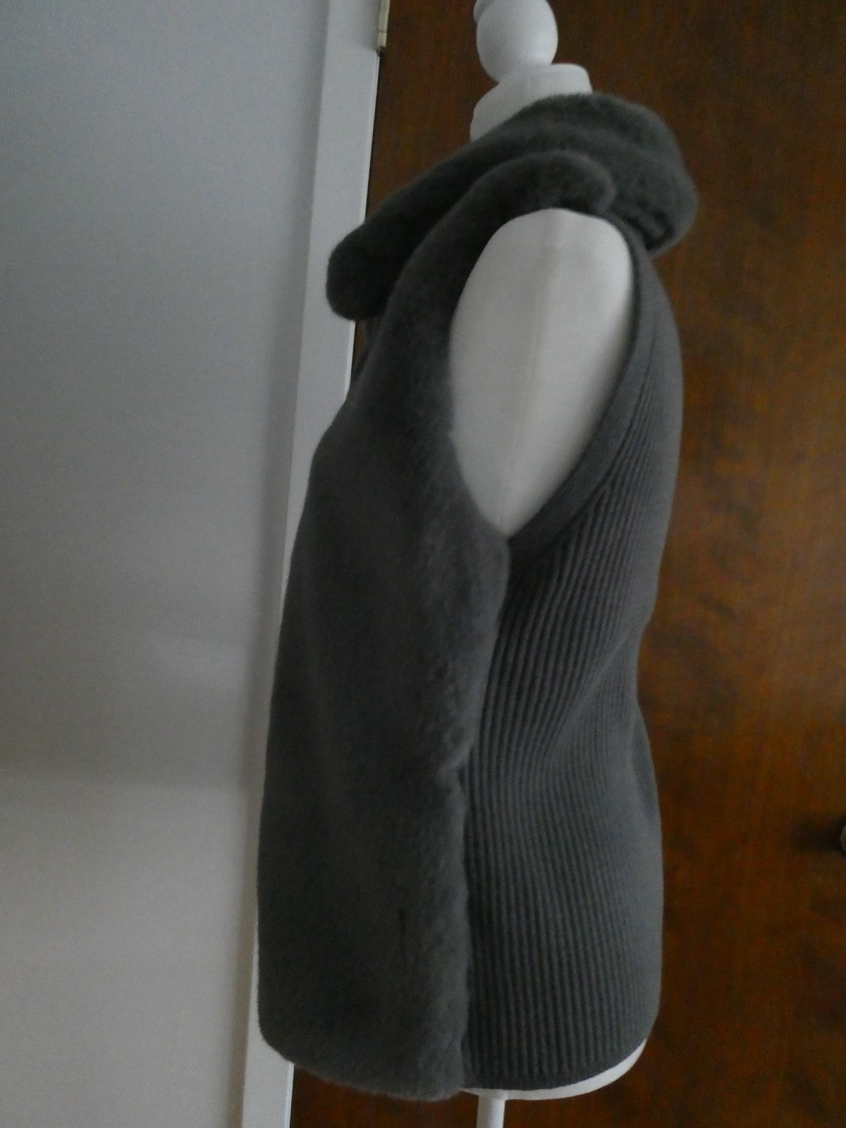 White House Black Market Women's Gray Faux Fur Sweater Vest Zip Front Size Large