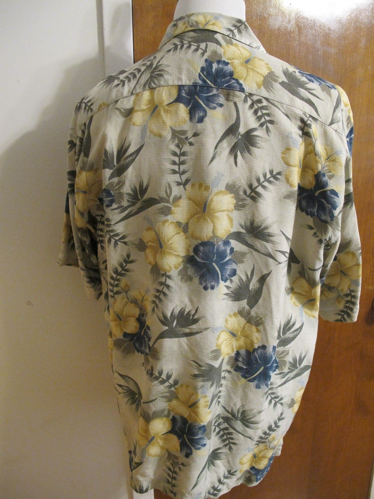 Tommy Bahama Men's Silk Multi Color Blue Yellow Green Shirt Size Large Very Nice