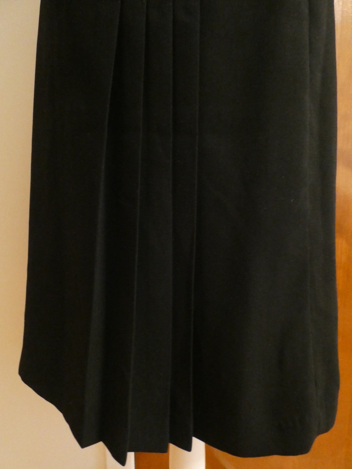 Canada women's black wool stylish front left side pleated skirt size 12