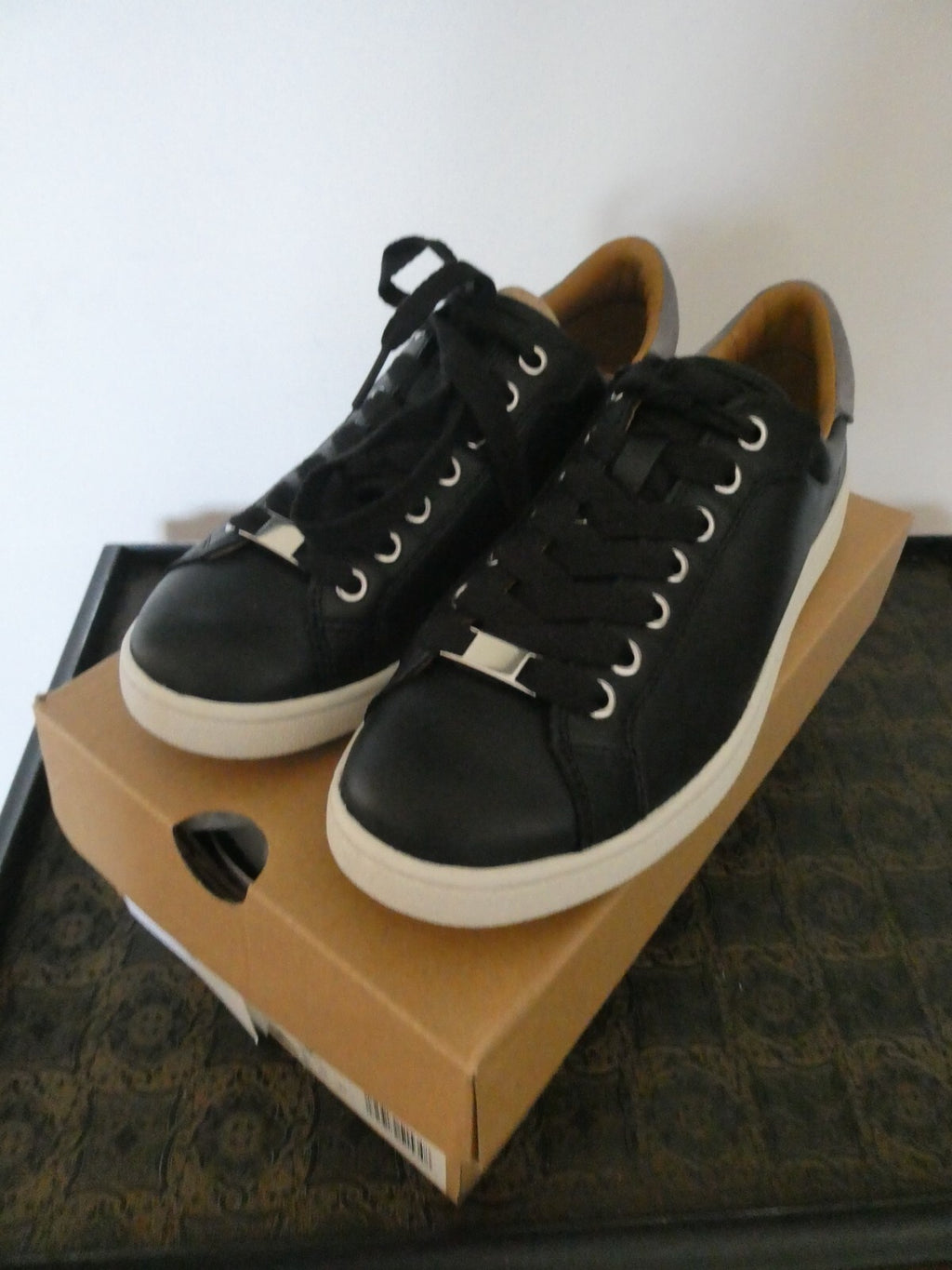 Ugg Australia Women’s Milo Black Leather Sneaker Size 8