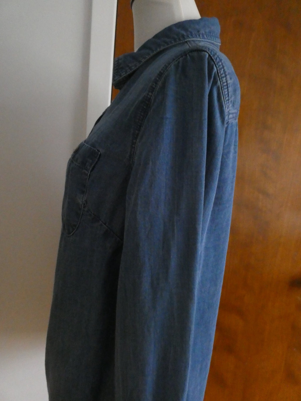 Merona Women’s Tencel Chambray Button Front Shirt Size Large Blue Long Sleeve