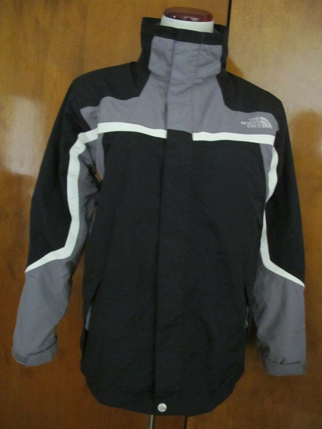 The North Face black boys XL zip out fleece jacket can be worn 2 different ways