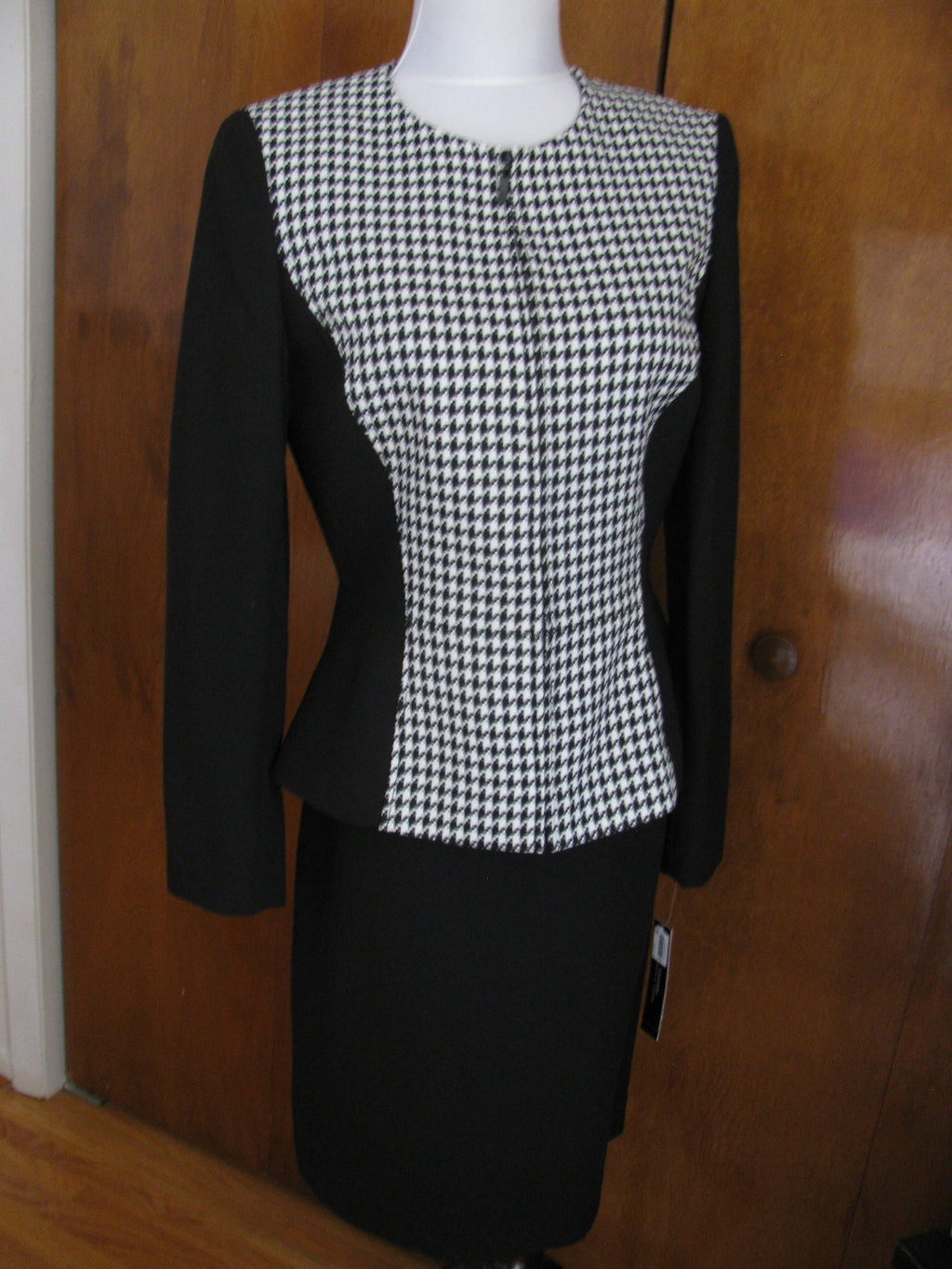 Tahari Asl women's Two Piece Peplum Skirt Suit Black white New
