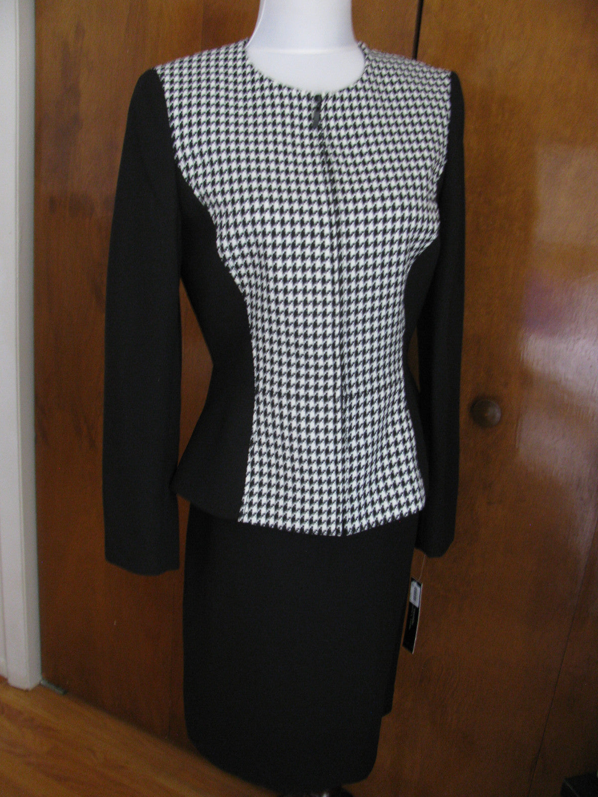 Tahari Asl women's Two Piece Peplum Skirt Suit Black white New