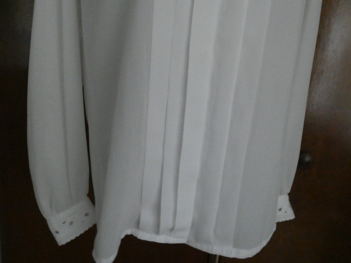 Karen Scott women's white crafted embroidered long sleeves top size 10