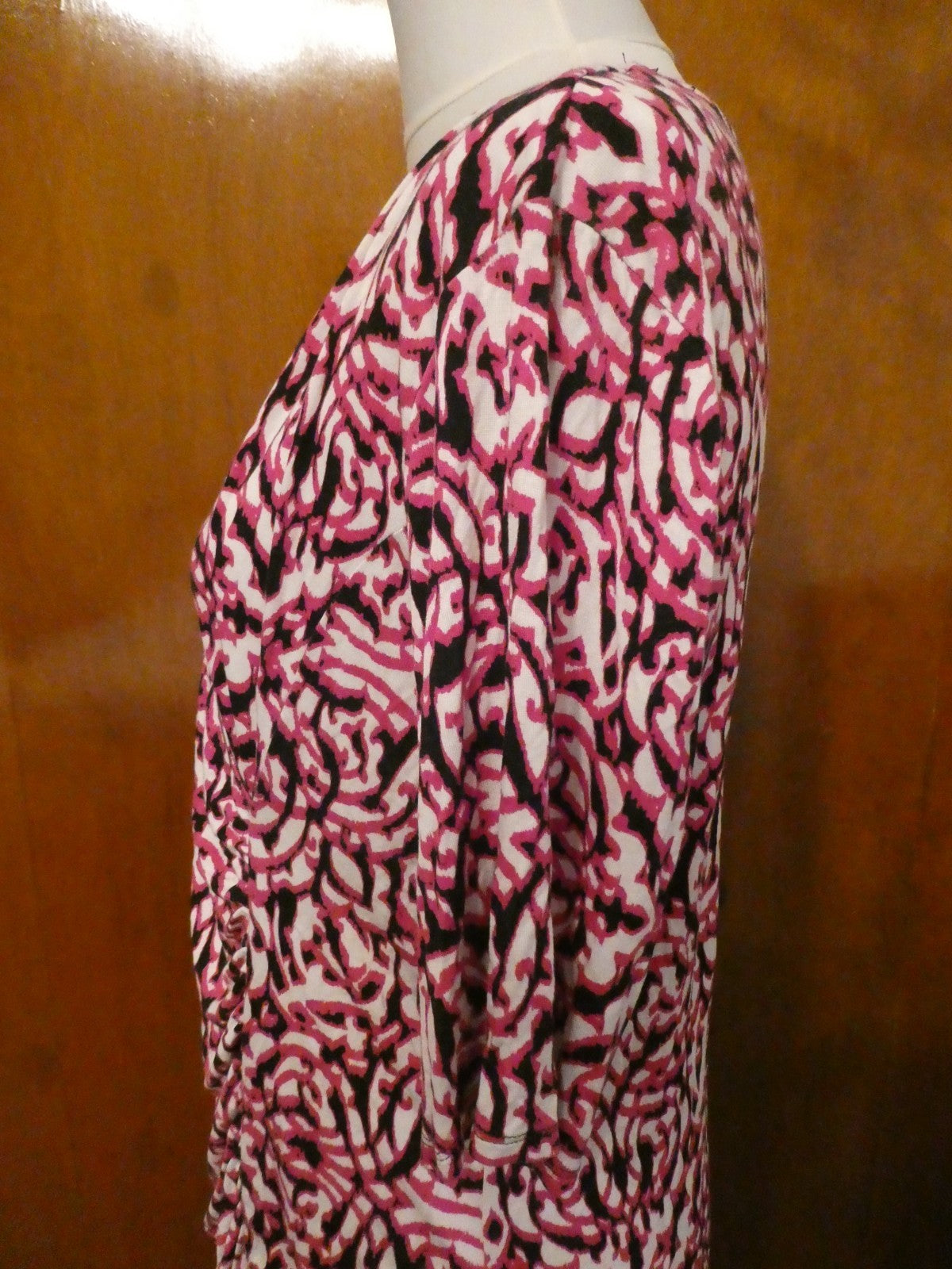 Dana Buchman women’s black/white, red soft rayon v- neck top size XLarge