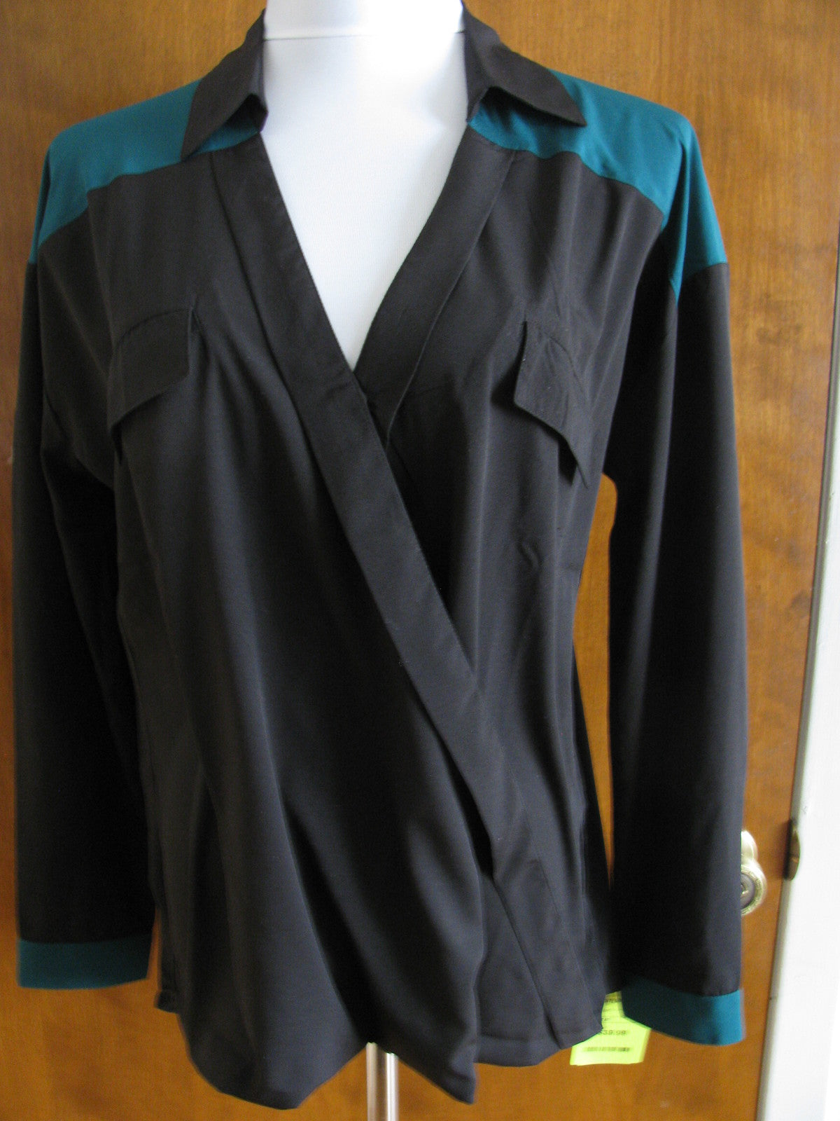 Romeo & Juliet women’s black teal stylish top size medium New