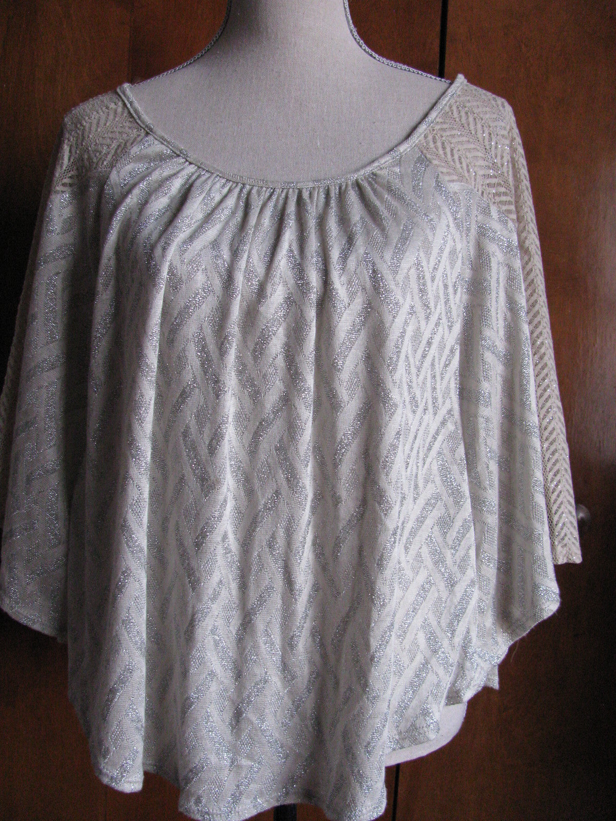 Moa Moa women's gray ivory lurex decorated top Large New