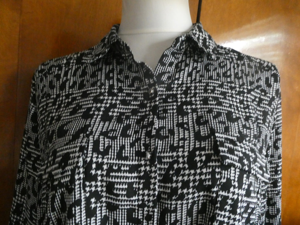 Jaclyn Smith Women Black/White Roll-Tab Long Sleeve Button Down Blouse Top Large