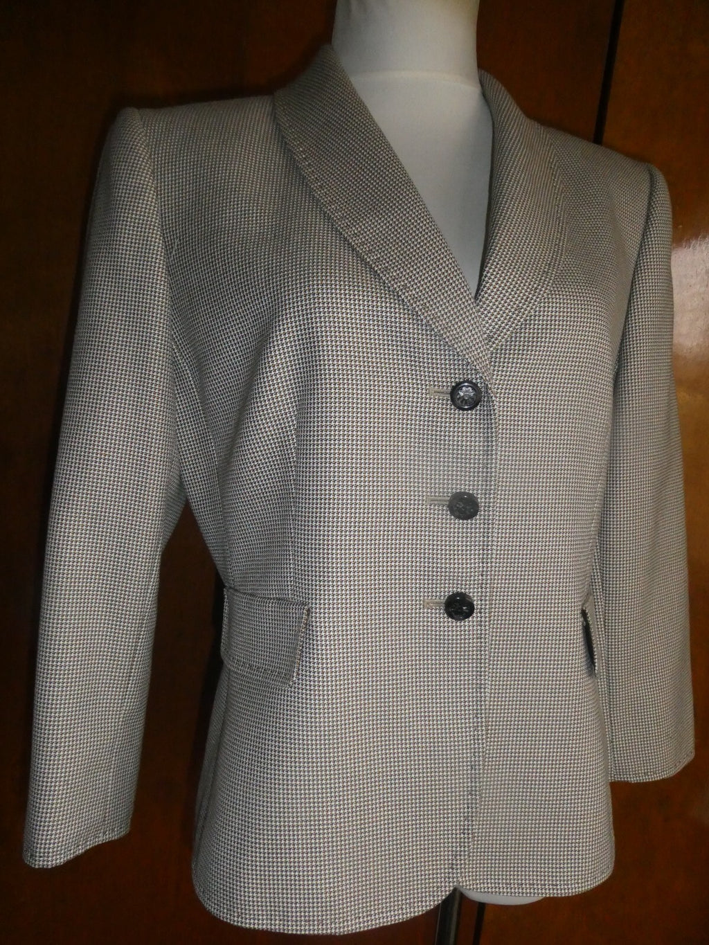 Tahari Asl Women Beige Gorgeous Blazer size 12 (can fit size 10)
