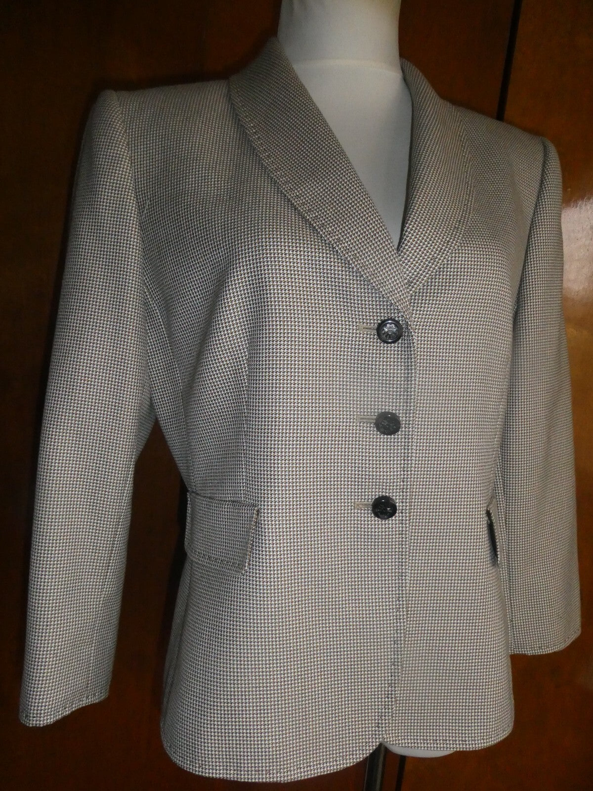 Tahari Asl Women Beige Gorgeous Blazer size 12 (can fit size 10)